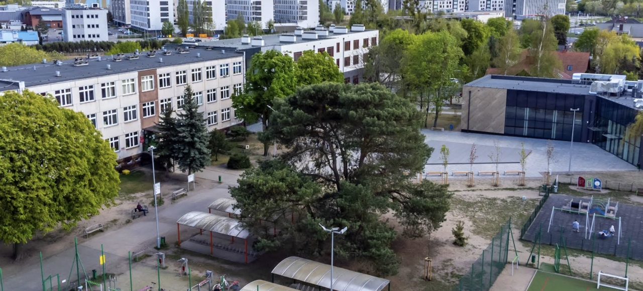 Policja i pogotowie w poznańskiej podstawówce. Przez incydent ze "snusem"