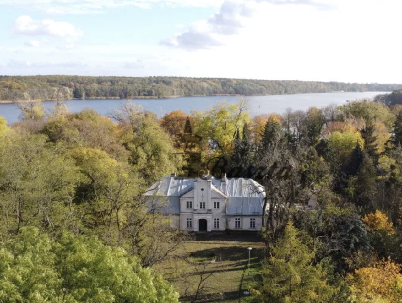 Dwór z parkiem nad jeziorem Kierskim wystawiony na sprzedaż. Prawie pół kilometra linii brzegowej!