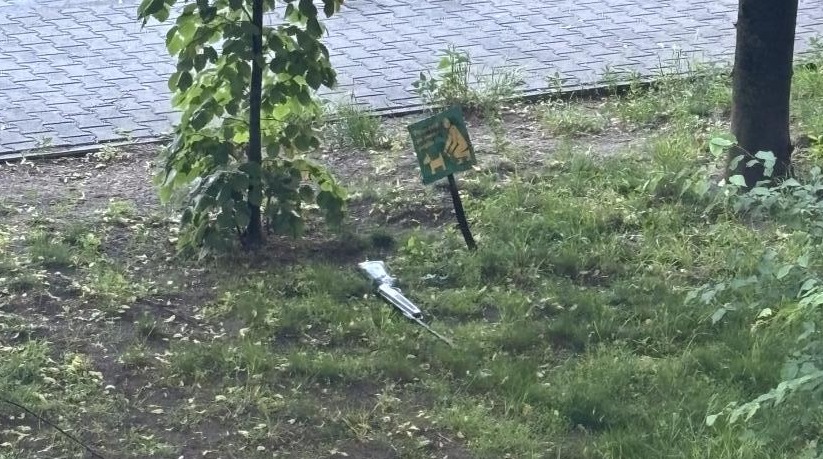 Akcja policji na poznańskim osiedlu. "Taranem wdarli się do mieszkania, w międzyczasie z balkonu wyrzucono broń"