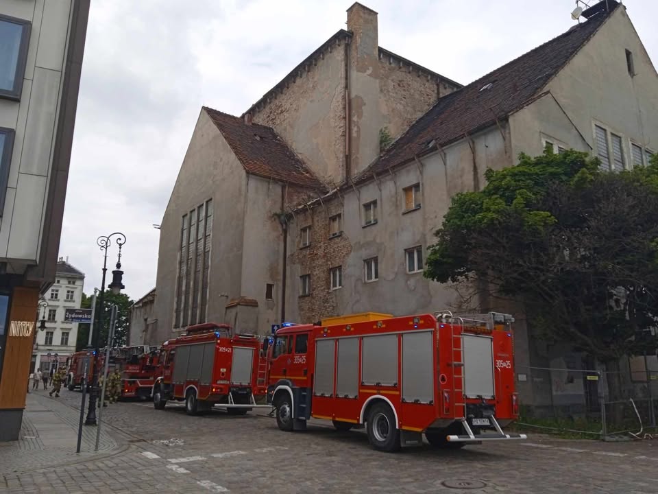 Kilka zastępów strażaków przy Synagodze