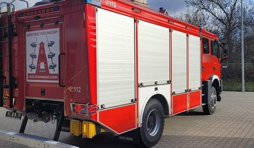 Samochód dostawczy znalazł się w rowie. Utrudnienia na A2