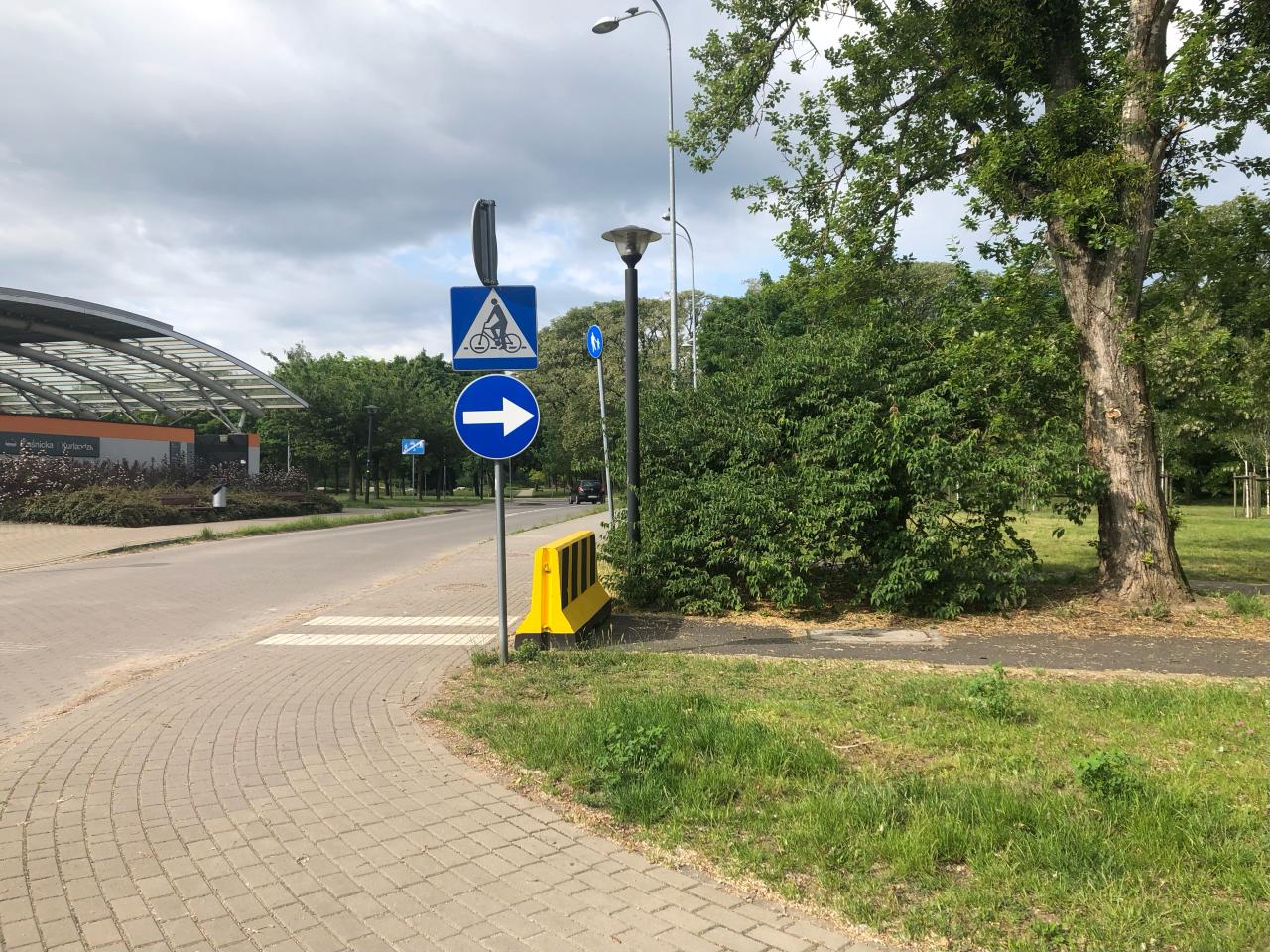 Ścieżka rowerowa od tygodni zagrodzona "w trosce o bezpieczeństwo", ale prac remontowych brak