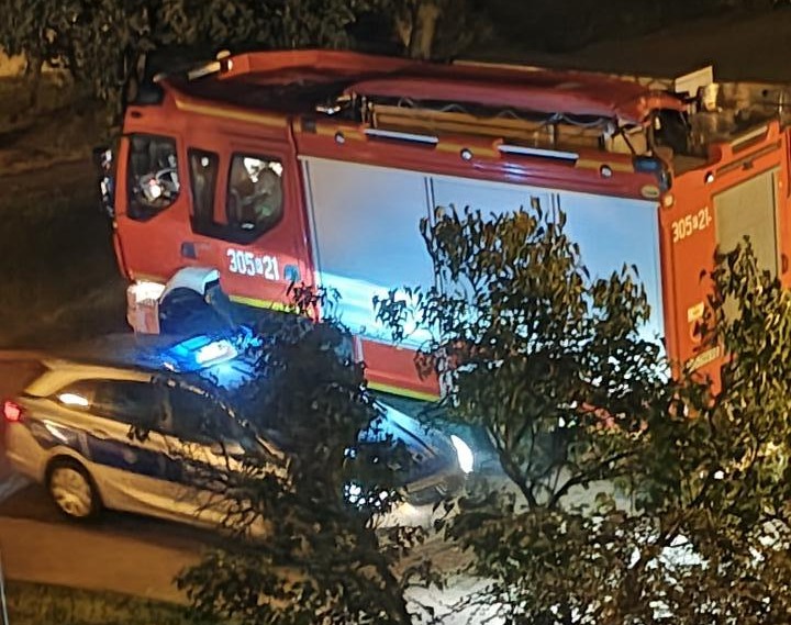 Duża nocna akcja policjantów i strażaków na poznańskim osiedlu. Szukali mężczyzny