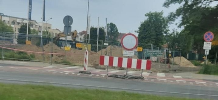 Już ponad dwa miesiące zamknięta jest jedna z ważniejszych ulic na Łazarzu. "Ciągnie się to jak flaki z olejem"