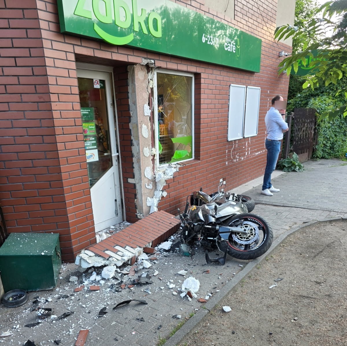 Poważny wypadek w mieście. Motocyklista wjechał w "Żabkę". Poszkodowana osoba została przewieziona do szpitala