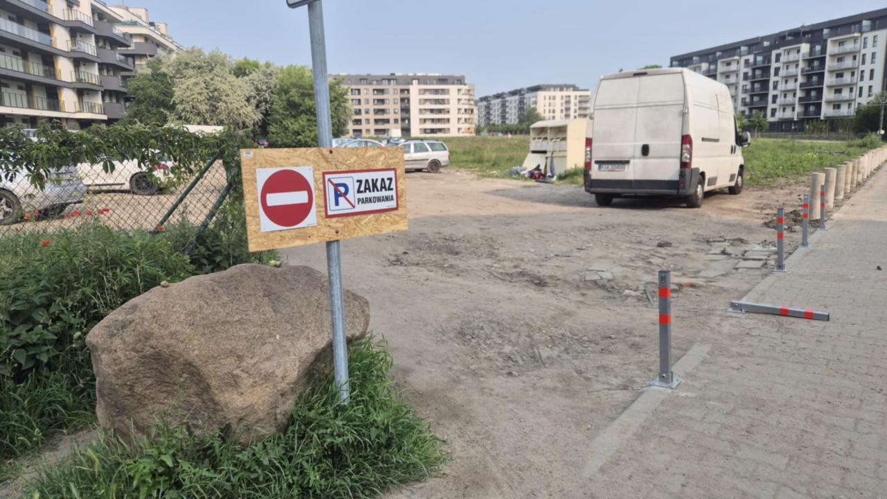 Parkingowy problem w "sypialni" Poznania. Koniec z dzikim parkowaniem na parafialnym terenie