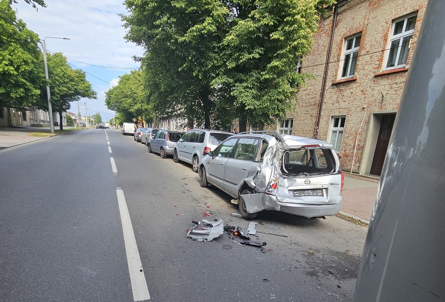 "Efekt domina" w regionie. Kierowca ciężarówki uszkodził sześć samochodów