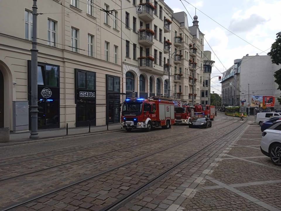 Trzy wozy strażackie w centrum Poznania