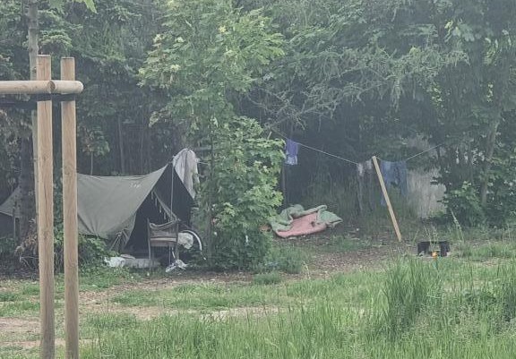 Koczowisko bezdomnych zagrożeniem dla okolicy? "Gotują na prowizorycznym ognisku, w grę wchodzi alkohol"