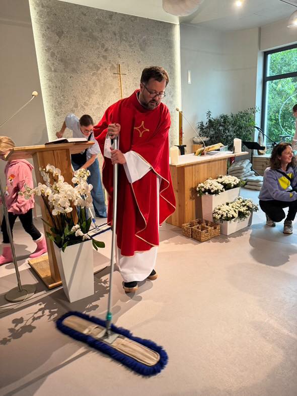 Ksiądz z Poznania zbiera pieniądze na wykup kaplicy. Funkcjonuje w bloku i przyciąga tłumy