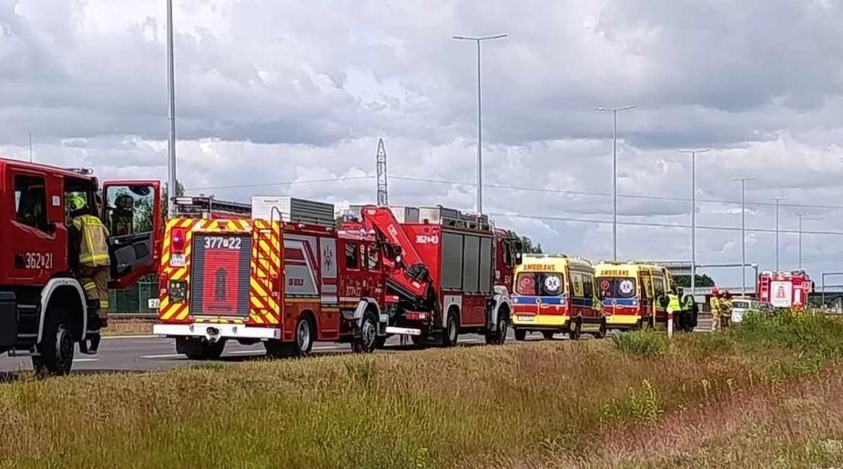 W regionie samochód ciężarowy zderzył się z autokarem. Dwie osoby są ranne