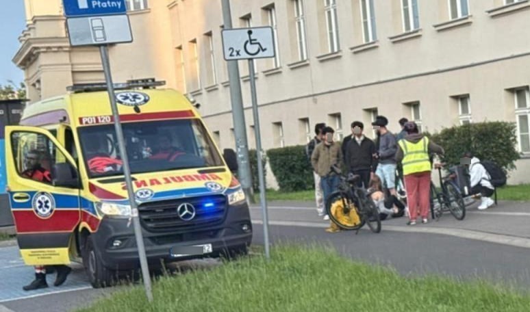 Grunwaldzka: zderzyli się rowerzyści. Jedna osoba z obrażeniami