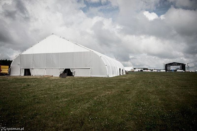 Teatralny namiot i scena główna festiwalu | fot. Facebook Teatru Nowego