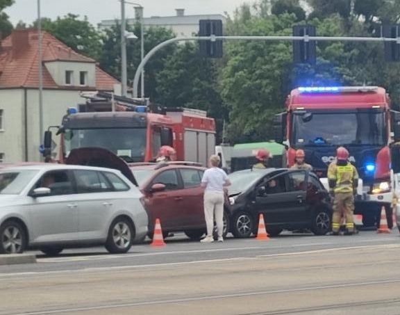 Zderzenie na Zamenhofa w Poznaniu. Auto samo wezwało pomoc