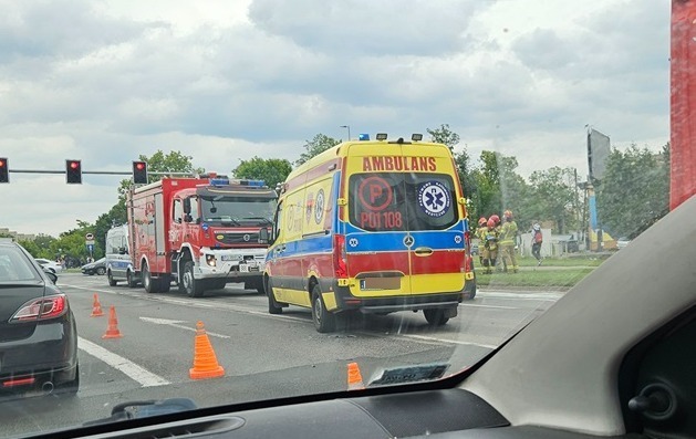Al. Solidarności: dachowanie samochodu. Ogromne korki w mieście