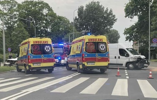 Wypadek komunikacyjny w mieście. Trzy osoby trafiły do szpitala