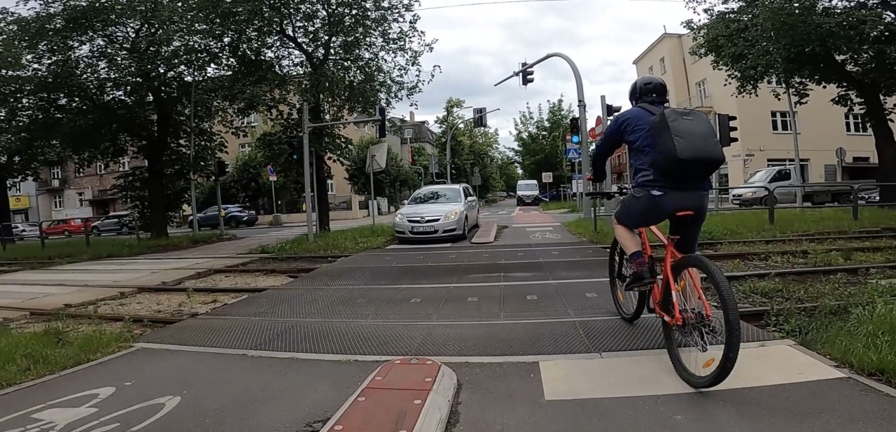 Autem po drodze rowerowej w Poznaniu. "Udaje rowerzystę i przemyka sobie z zamiarem skrętu nie w tę stronę"