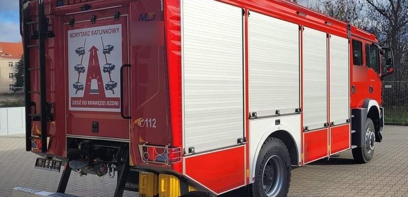 Region. Samochód dostawczy przewrócił się na bok. Droga całkowicie zablokowana