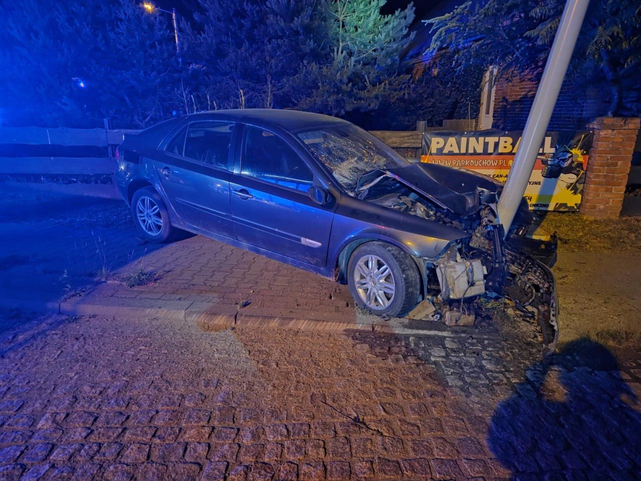 Auto wbiło się w sygnalizację świetlną pod Poznaniem