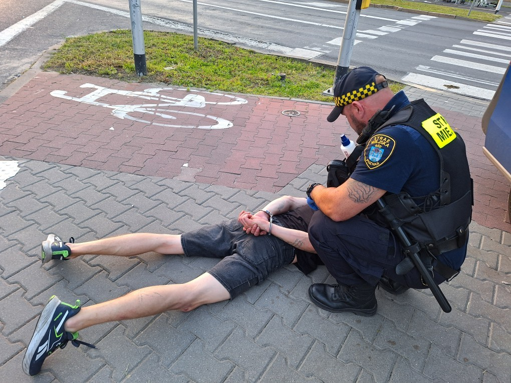 Przeszedł na "czerwonym" z niemowlakiem w wózku. Skończyło się kajdankami i zatrzymaniem