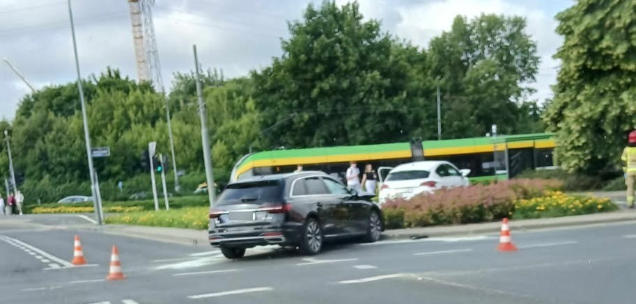 Ogromne pokolizyjne korki przy poznańskim rondzie. "Wszystko stoi"