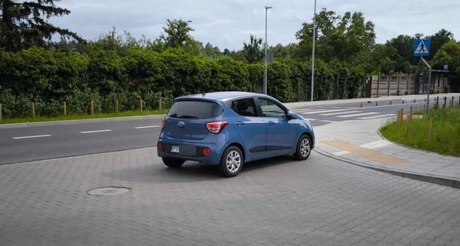 Auto zaparkowano na wyjeździe z osiedla, strażnicy miejscy wystawili mandat. "Samochód dalej stoi i zagraża bezpieczeństwo"