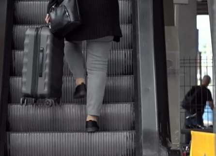 Pasażerowie poirytowani niedziałającymi schodami na Dworcu Głównym. "Niech pan spróbuje podnieść tę walizkę"