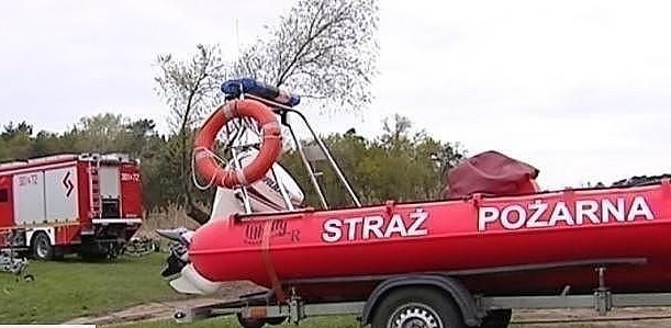 Samochód osobowy stoczył się do stawu