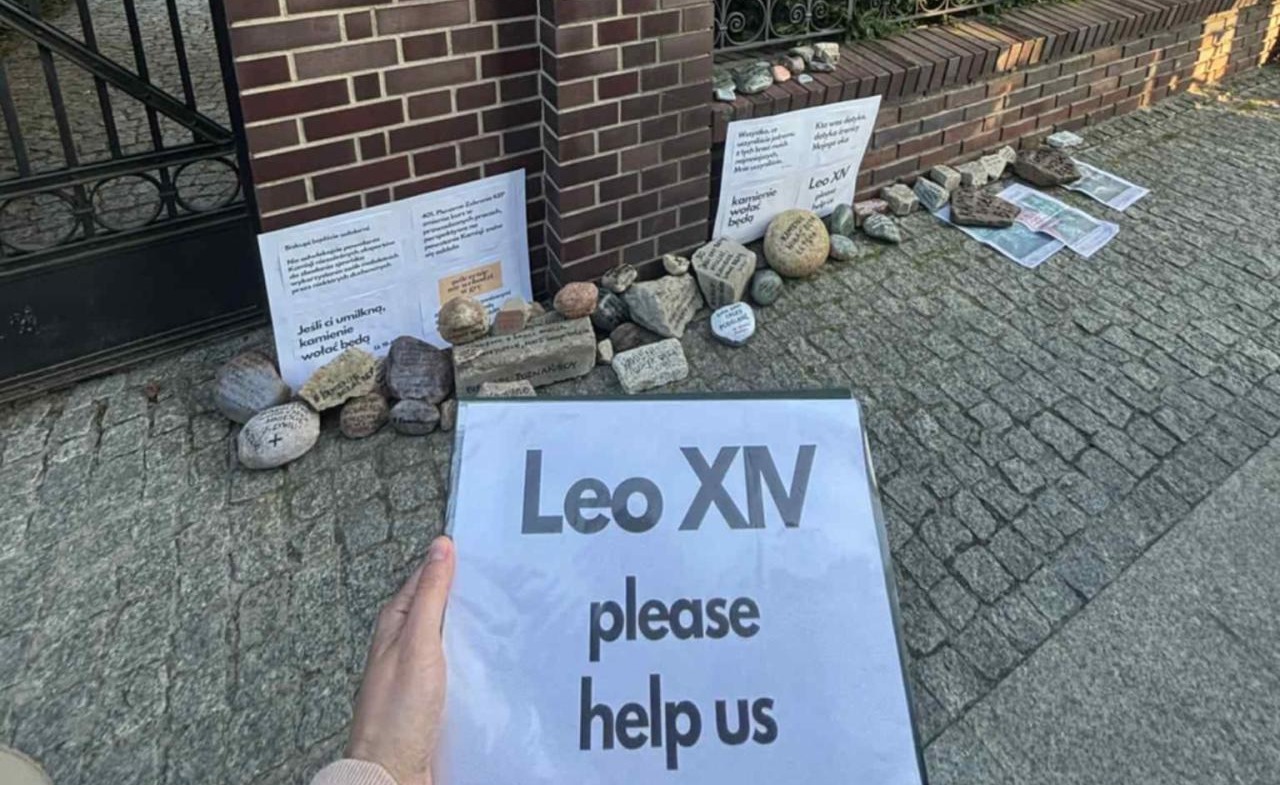 Położyli kamienie przed poznańską kurią. "Gest solidarności i upomnienia"