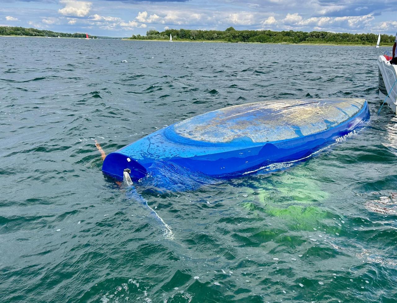 Bardzo niebezpieczna sytuacja na jeziorze w regionie. W wodzie znalazło się sześć osób