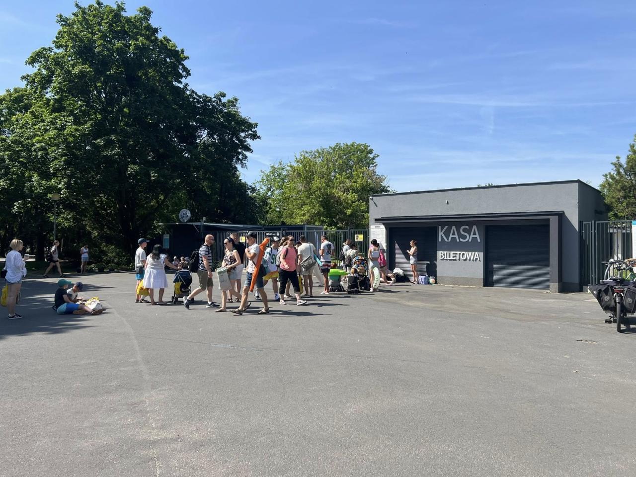 "Giga kolejka" do kasy przy pływalni letniej Kasprowicza. Miała być czynna wcześniej?