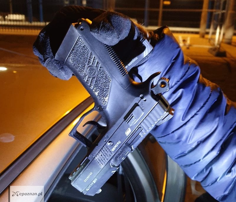 Samochód rozbił się na płocie prywatnej posesji w regionie. Wewnątrz broń i… skserowane banknoty