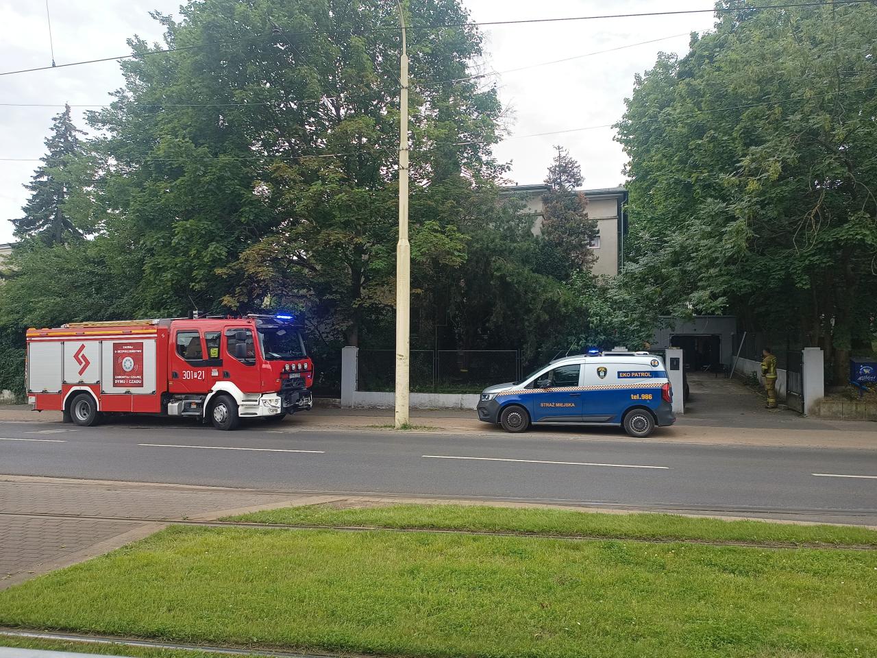 Akcja strażaków i strażników przy jednej z poznańskich ulic