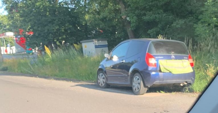 Porzucone auto od tygodni stoi przy poznańskiej trasie