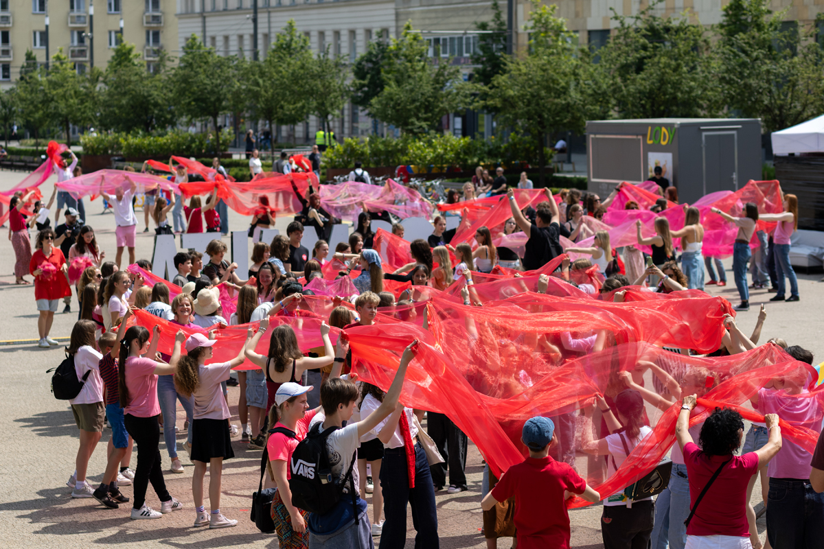 Przez plac Wolności przepłynęła symboliczna czerwona rzeka. Zaśpiewali piosenkę o okresie