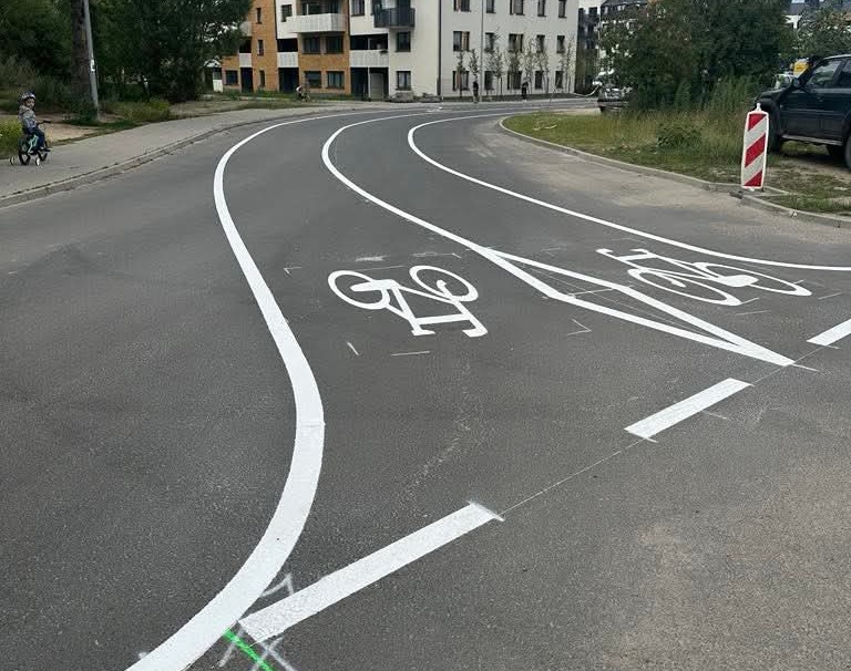 Szok na Naramowicach: prywatny inwestor wybudował nowy odcinek ulicy i namalował na niej oznaczenie ścieżki rowerowej. "To jakiś żart?"
