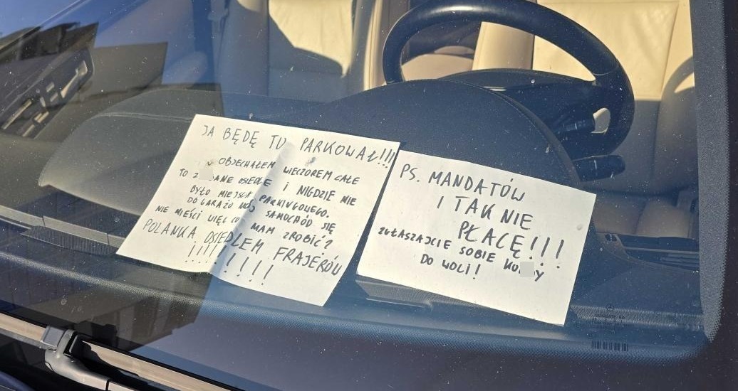 Zaparkował na zakazie i zostawił oświadczenie dla mieszkańców. "Polanka osiedlem frajerów! Mandatów i tak nie płacę! Zgłaszajcie sobie k***y do woli!"