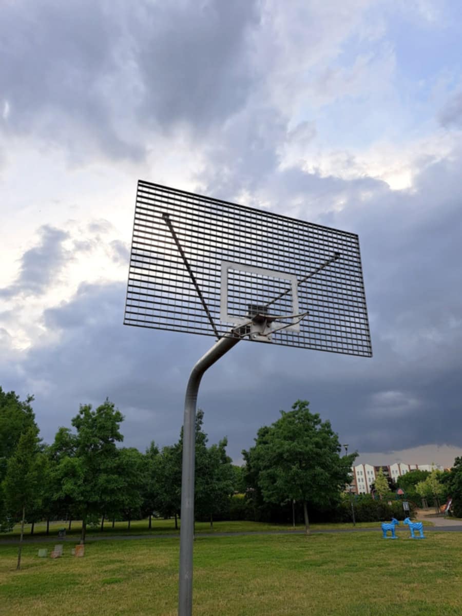 Wilda: podczas ubiegłorocznych juwenaliów zniszczono kosz. Wciąż, mimo deklaracji, jest nienaprawiony. "To wstyd"