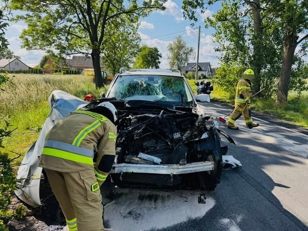 Koparka "skosiła" BMW. Z samochodu prawie nic nie zostało. Nietypowy wypadek w regionie