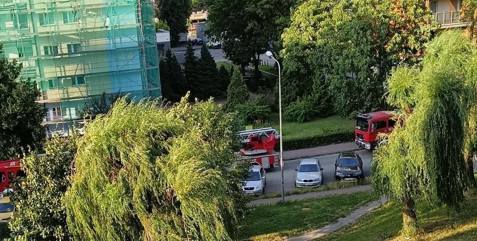 Górczyn: dużo wozów strażackich przy apartamentach