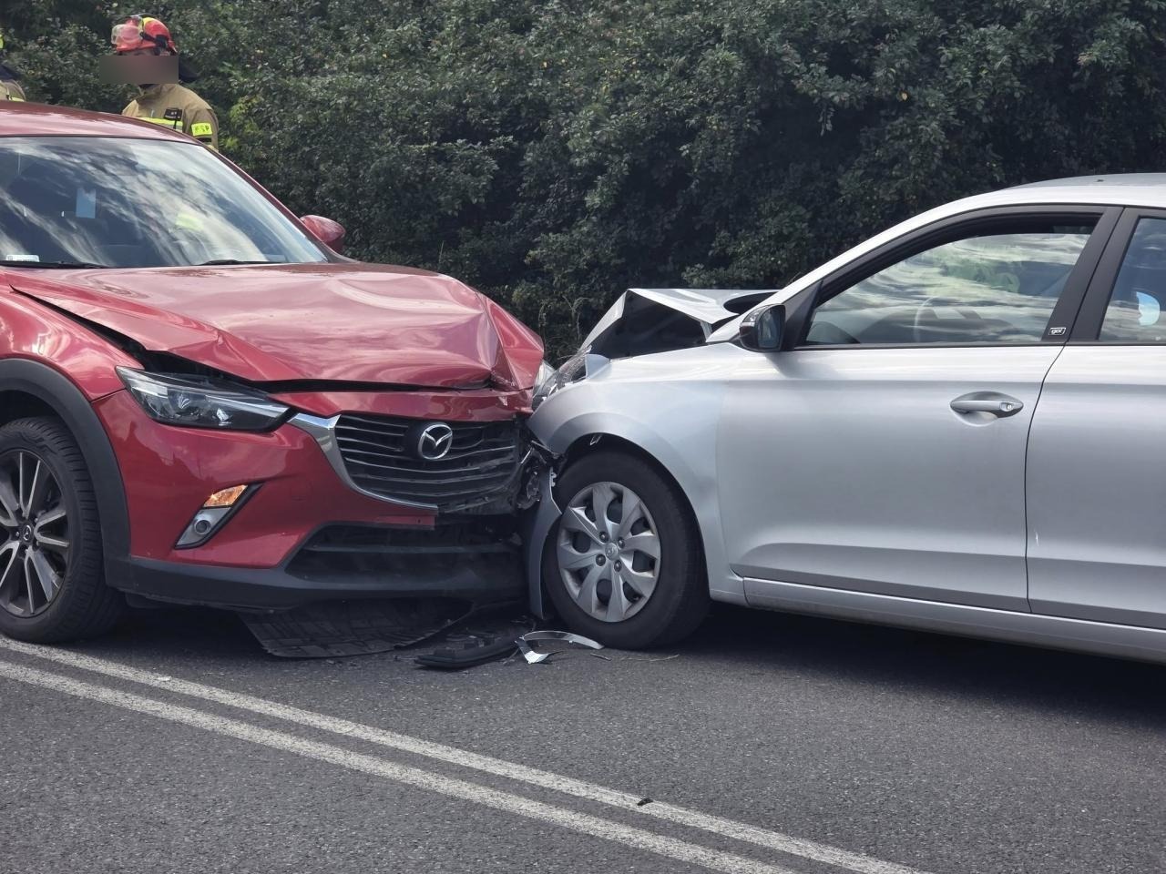 Zderzenie trzech samochodów w mieście. Są osoby poszkodowane