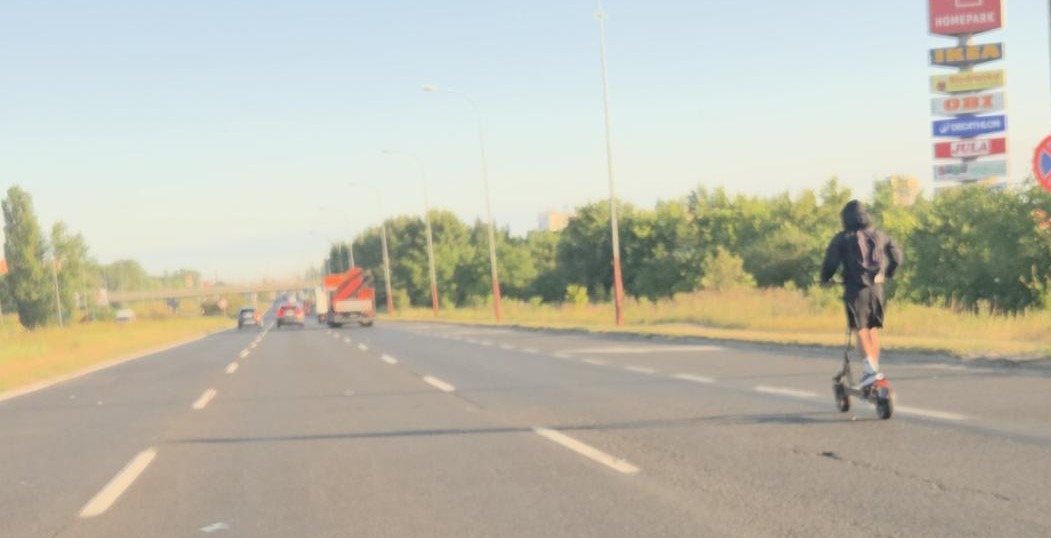 Hulajnogą przez "szybki" odcinek ulicy Krzywoustego. Znowu