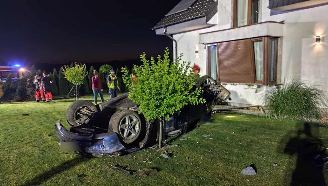 Poważny wypadek w regionie. Wypadł z trasy, dachował i uderzył w dom