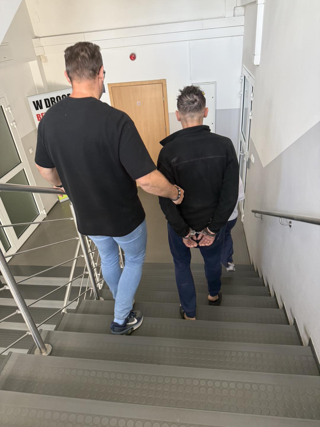 Wdarł się do oplombowanego mieszkania, stosował groźby karalne i okradł sklep. Gnieźnieńscy śledczy przedstawili mu sporo zarzutów