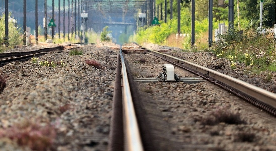 Mężczyzna opalał się na torach kolejowych? Do strażaków wpłynęło nietypowe zgłoszenie