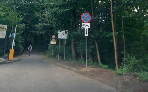 Nowe oznakowanie na dojeździe nad poznańskie jezioro po tym, jak karetka nie mogła przejechać. Będą mandaty i odholowania