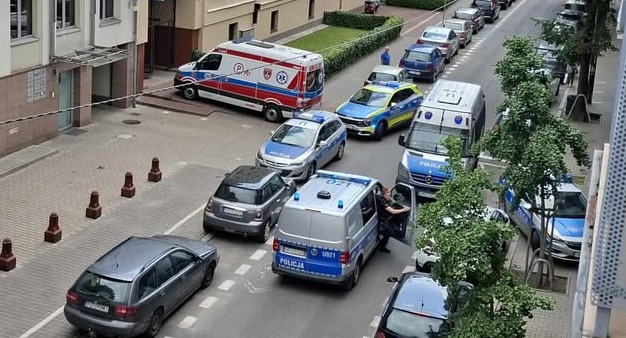 Akcja policjantów na poznańskiej ulicy, zablokowali ruch. "Co się dzieje?"