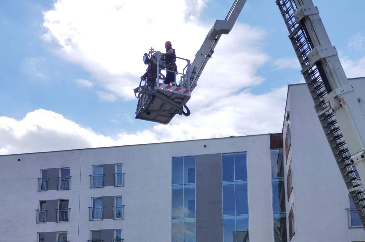 Akcja strażaków w Poznaniu. Chodzi o dach bloku
