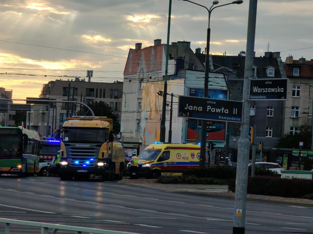 Rondo Śródka: zderzenie samochodu z autobusem