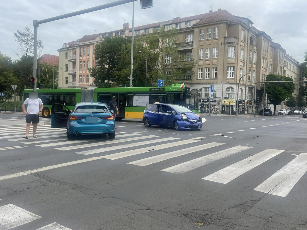 Zderzenie dwóch pojazdów w centrum miasta. Jedno z aut samo wezwało pomoc